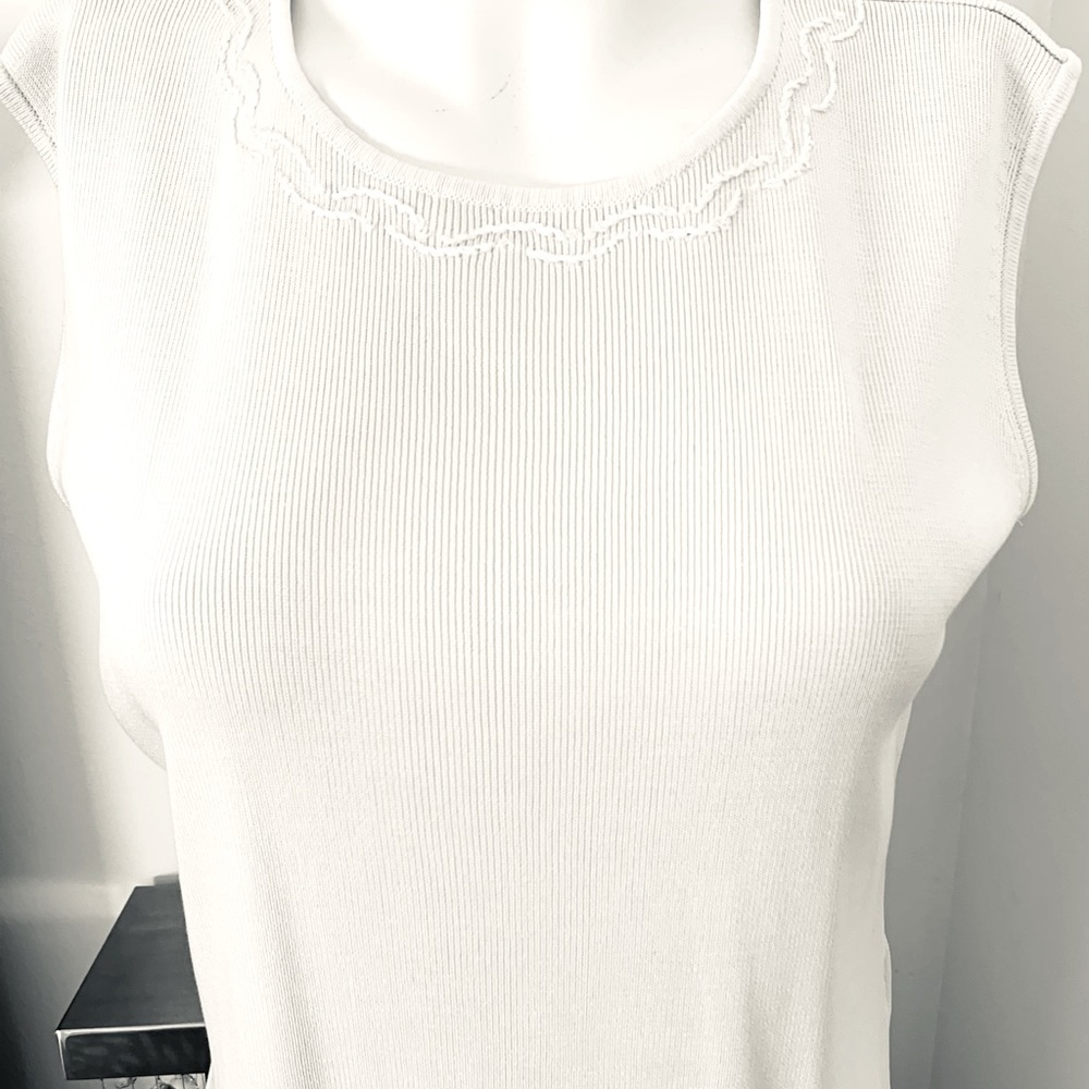 Silk & Cashmere brand sleeveless 100% creamy white silk knit tank top crew neck